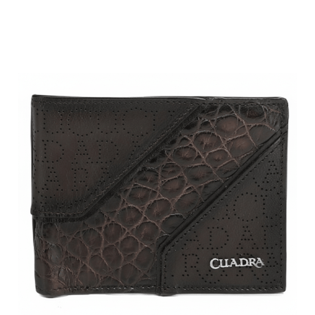 Cartera chocolate bifold con panel diagonal en piel de alligator.