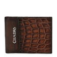 Cartera bifold color miel en piel de alligator con lateral acanalado.