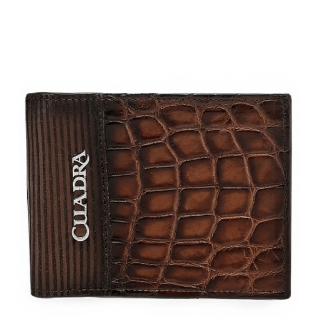 Cartera bifold color miel en piel de alligator con lateral acanalado.