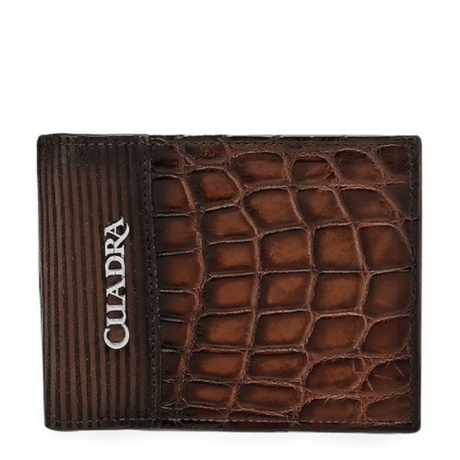 Cartera bifold color miel en piel de alligator con lateral acanalado.