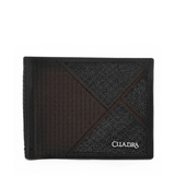 Cartera bifold con paneles diagonales y textura granulada de mantarraya.