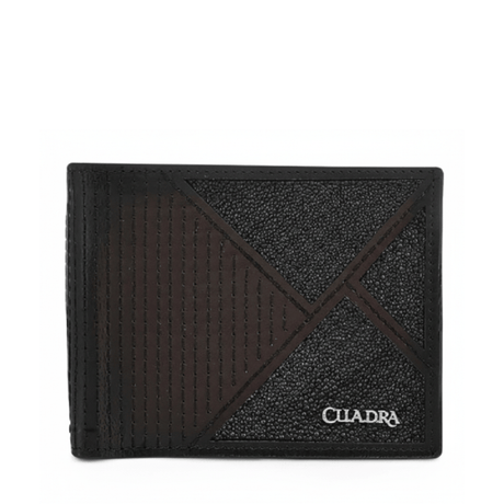 Cartera bifold con paneles diagonales y textura granulada de mantarraya.