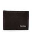 Cartera chocolate bifold en piel de venado con textura suave.