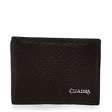 Cartera chocolate bifold en piel de venado con textura suave.