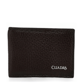 Cartera chocolate bifold en piel de venado con textura suave.