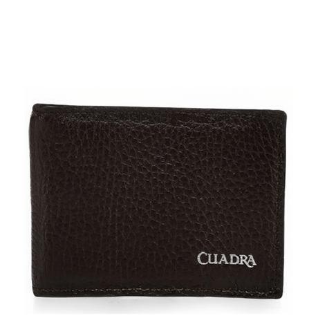 Cartera chocolate bifold en piel de venado con textura suave.