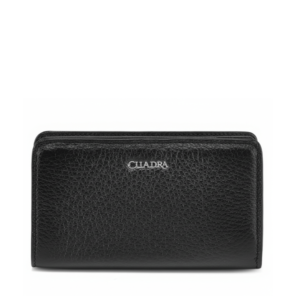 Cartera negra rectangular en piel de venado con textura fina.