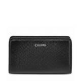 Cartera negra rectangular en piel de venado con textura fina.