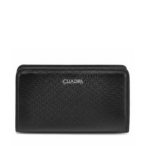 Cartera negra rectangular en piel de venado con textura fina.