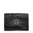 Cartera negra con solapa en piel de alligator y broche metálico central.