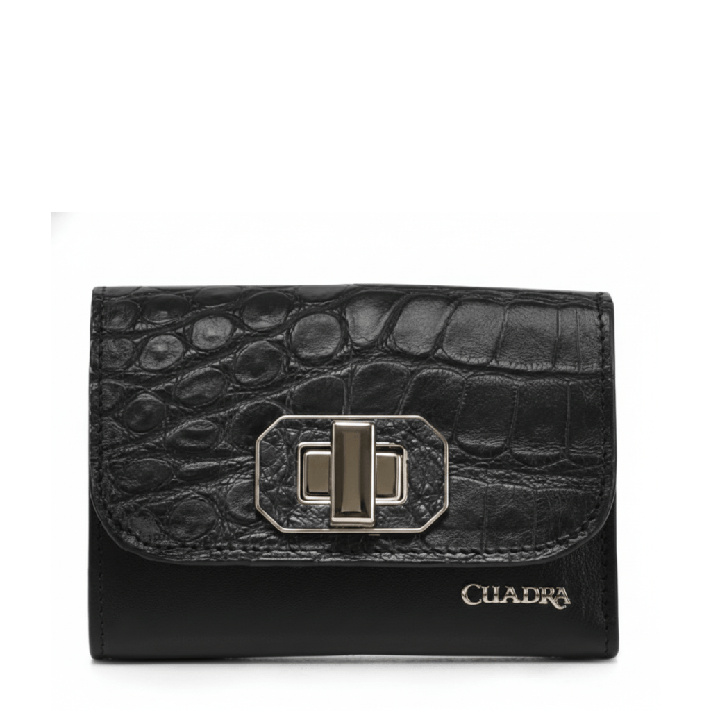 Cartera negra con solapa en piel de alligator y broche metálico central.