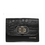 Cartera negra con solapa en piel de alligator y broche metálico central.