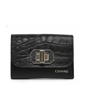 Cartera negra con solapa en piel de alligator y broche metálico central.