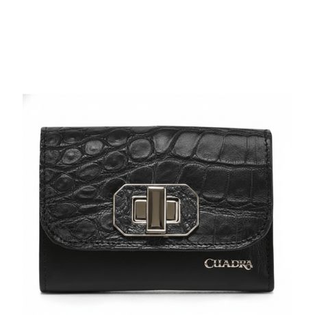 Cartera negra con solapa en piel de alligator y broche metálico central.
