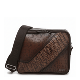 Bolso café tipo bandolera con franja diagonal en piel de caimán y correa.