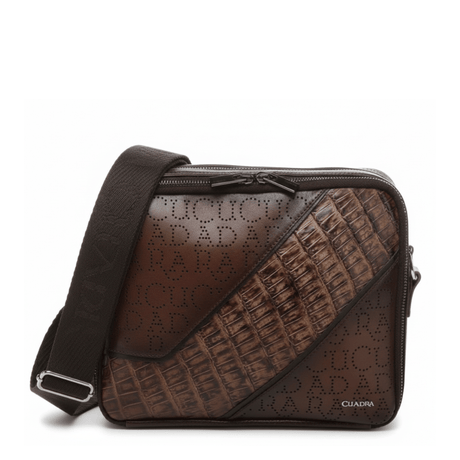 Bolso café tipo bandolera con franja diagonal en piel de caimán y correa.