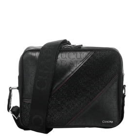 Bolso bandolera con panel central en mantarraya y detalles diagonales.