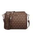 Bolso miel estructurado con patrón geométrico grabado.