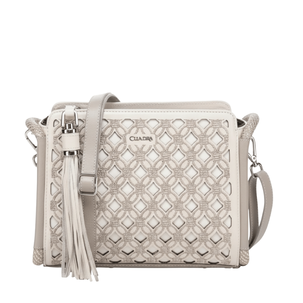 Bolso estructurado con patrón geométrico grabado.