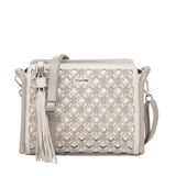 Bolso estructurado con patrón geométrico grabado.