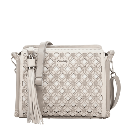 Bolso estructurado con patrón geométrico grabado.