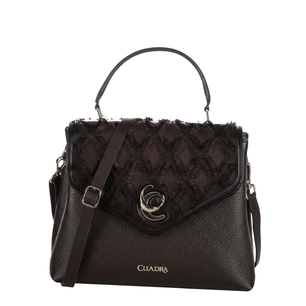 Bolso estructurado con panel superior trenzado y herraje metálico central.