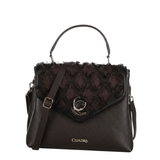 Bolso estructurado con panel superior trenzado y herraje metálico central.