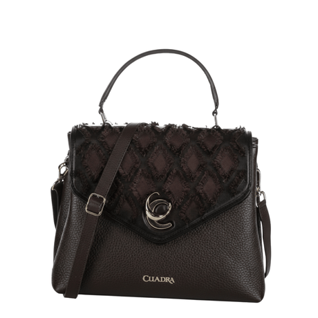 Bolso estructurado con panel superior trenzado y herraje metálico central.