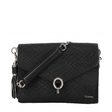 Bolso negro tipo sobre en piel de mantarraya con herraje circular.