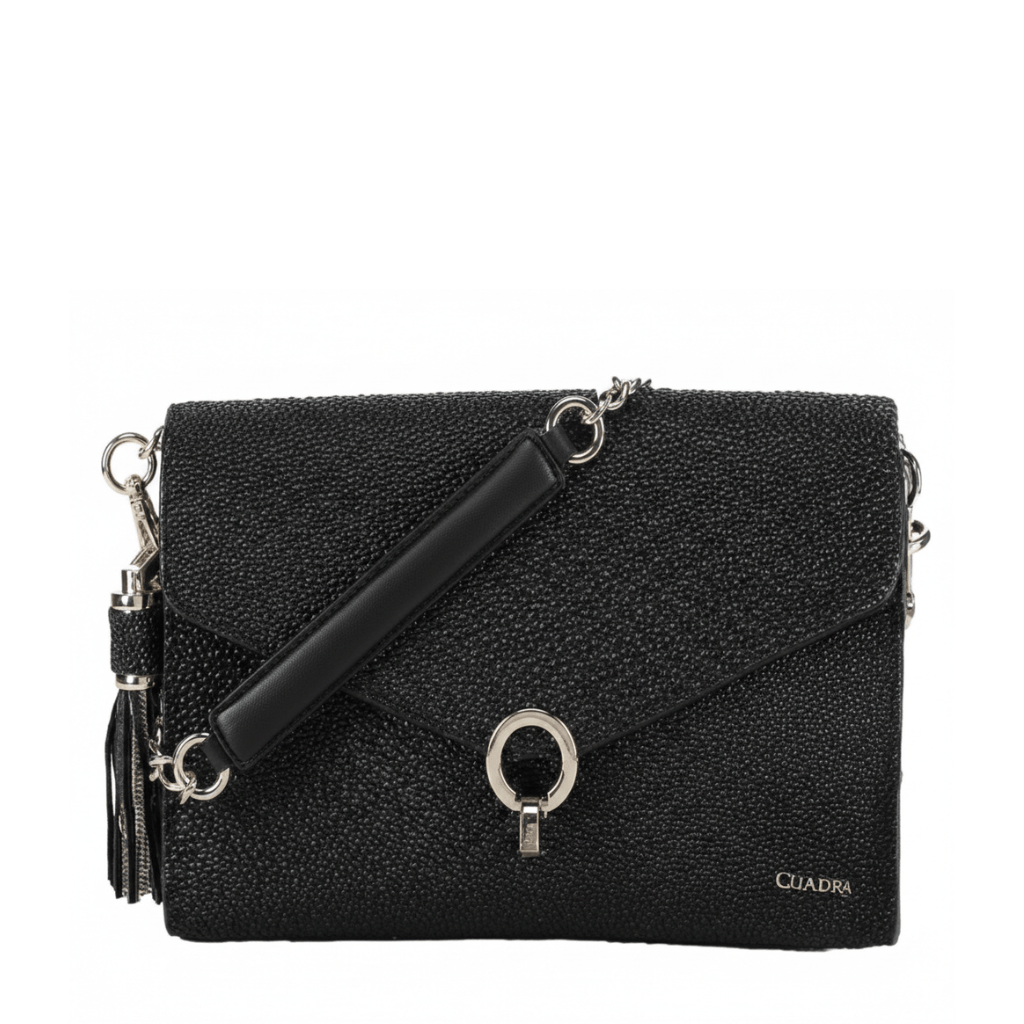 Bolso negro tipo sobre en piel de mantarraya con herraje circular.