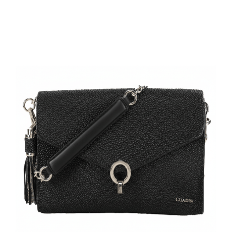 Bolso negro tipo sobre en piel de mantarraya con herraje circular.