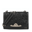 Bolso  estructurado con diseño calado ornamental y herraje metálico.