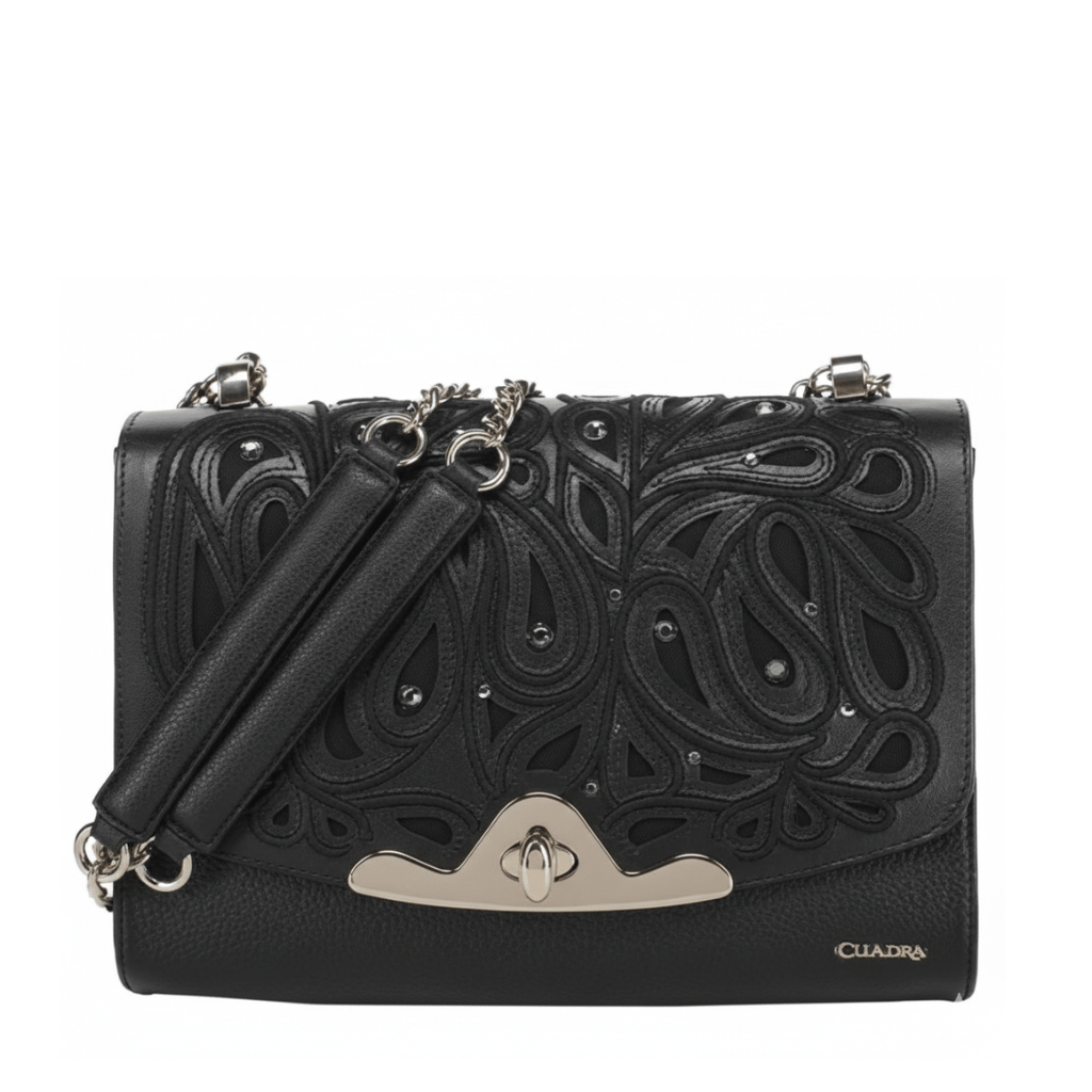 Bolso  estructurado con diseño calado ornamental y herraje metálico.