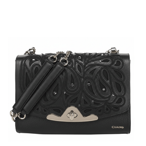 Bolso  estructurado con diseño calado ornamental y herraje metálico.