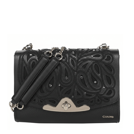 Bolso  estructurado con diseño calado ornamental y herraje metálico.