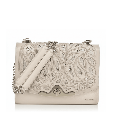 Bolso estructurado con diseño calado ornamental y herraje metálico frontal.
