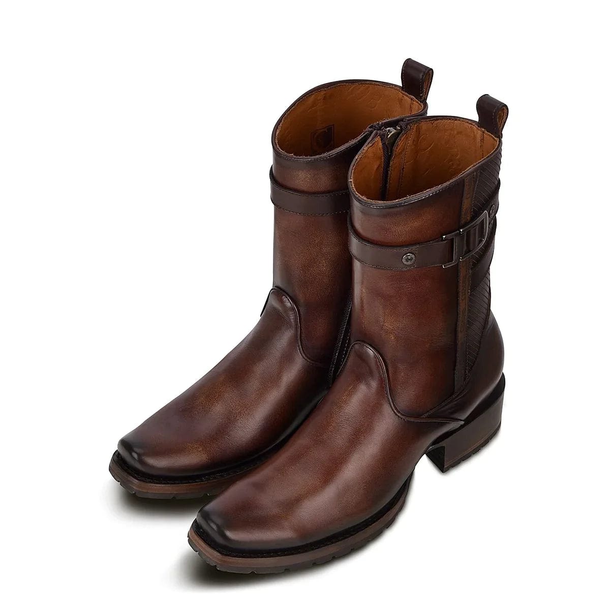 un par de botas cuadra para hombre