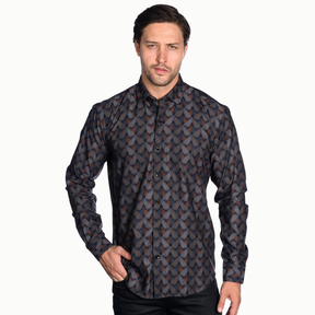 Hombre vistiendo camisa con diseño geométrico en tonos oscuros.