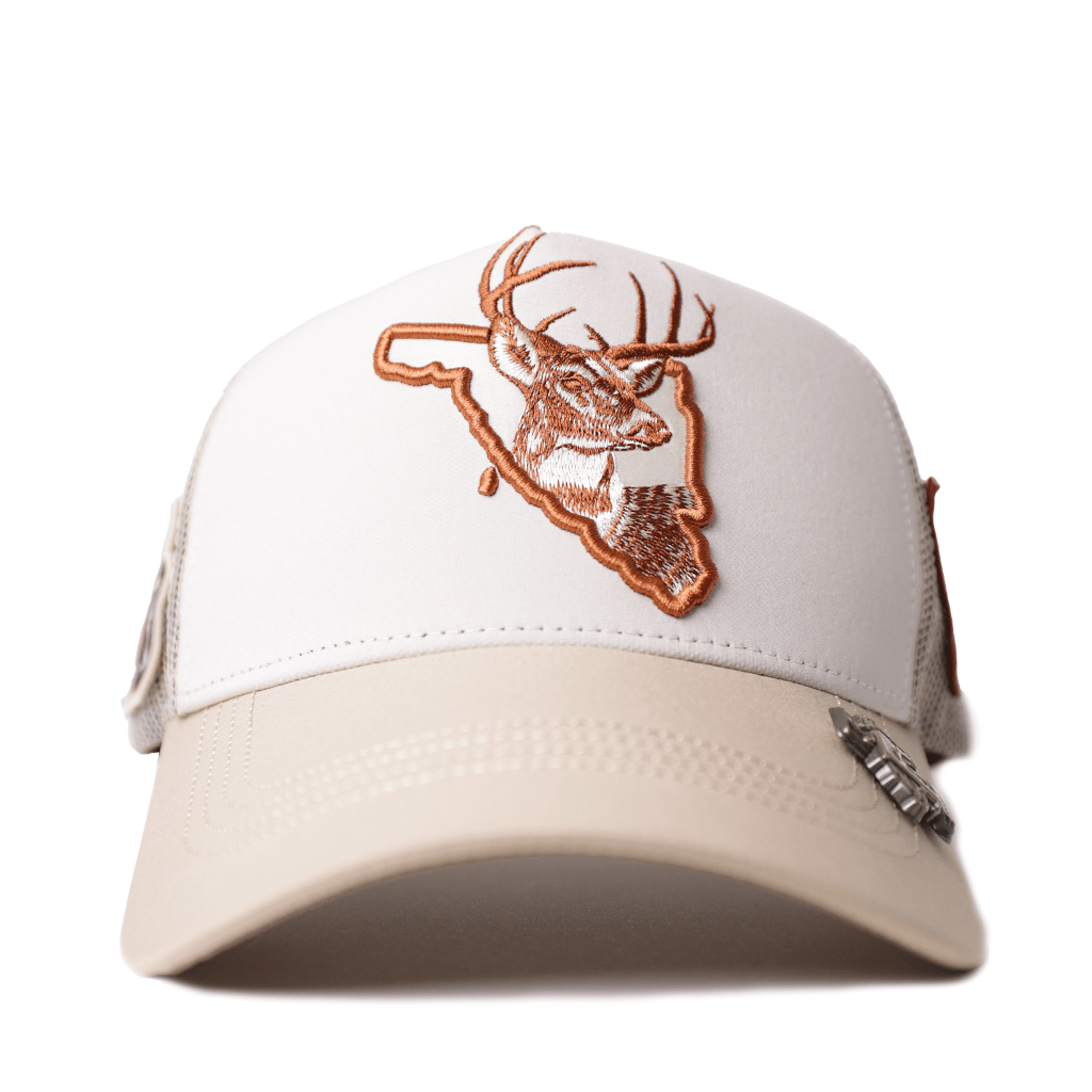 Gorra bicolor con bordado frontal de venado.