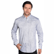 Hombre con camisa blanca de manga larga con sutil diseño de líneas.