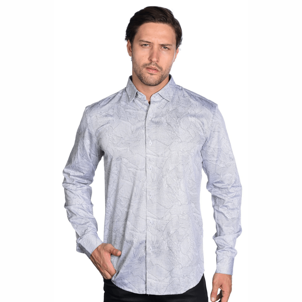 Hombre con camisa blanca de manga larga con sutil diseño de líneas.