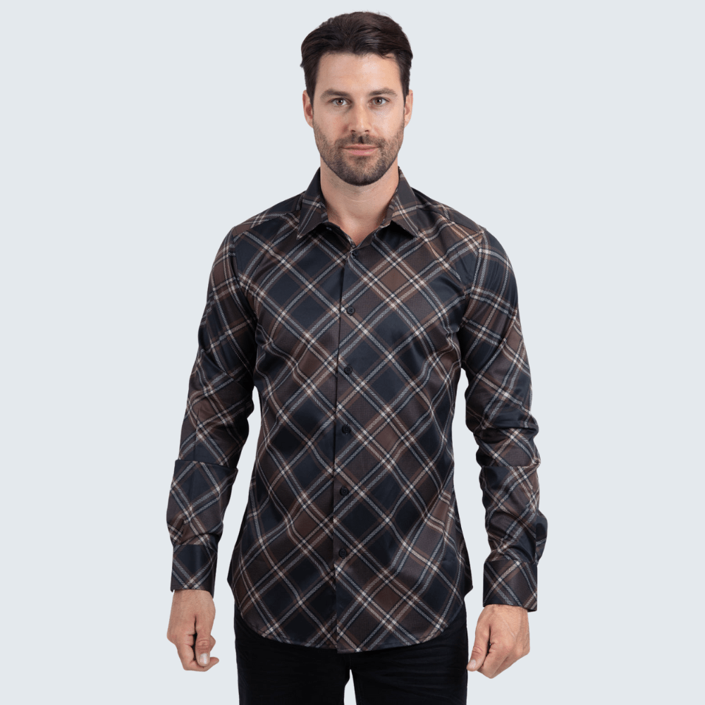 Modelo con camisa negra de manga larga con patrón de cuadros.