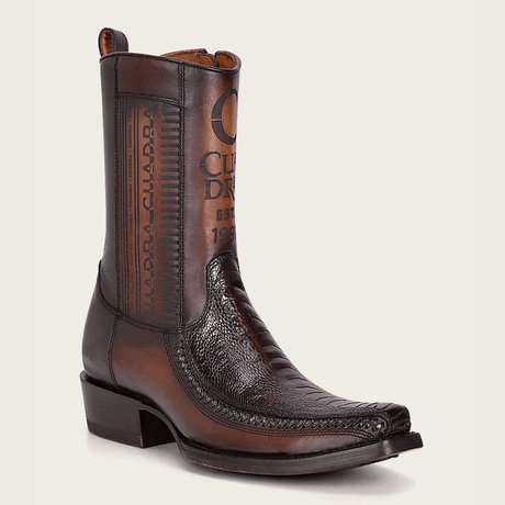 Bota vaquera café con textura en la punta y tubo con grabado.

