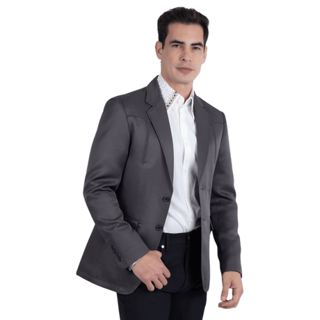 Hombre modelando blazer con camisa blanca y pantalón negro, vista frontal.