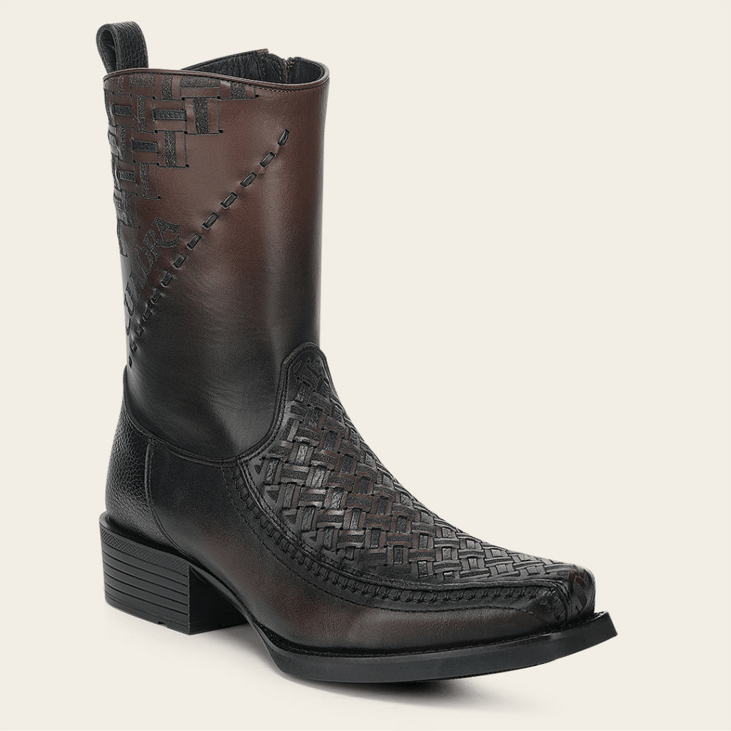 Bota con textura trenzada en la punta y detalles artesanales en el tubo.