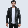 Blazer negro de frente, mostrando su diseño largo y elegante.