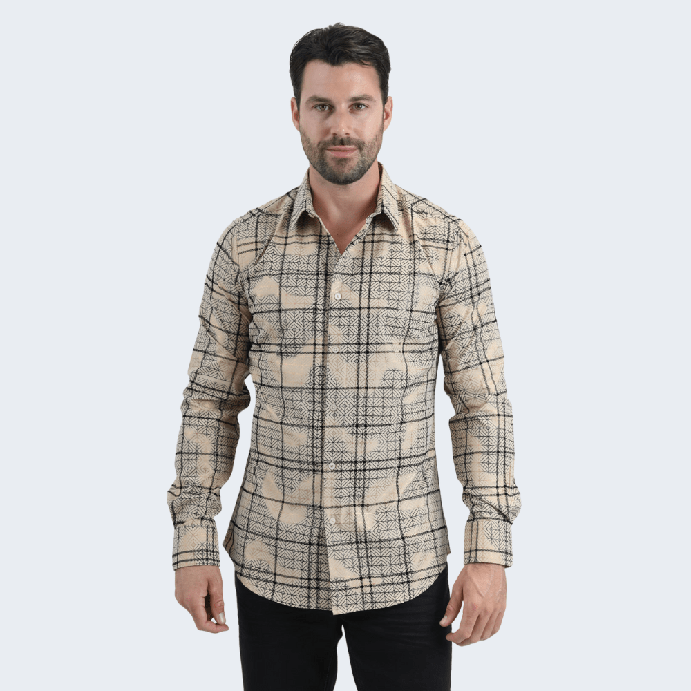 Camisa beige de manga larga con diseño geométrico en cuadros negros.