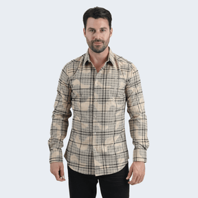 Camisa beige de manga larga con diseño geométrico en cuadros negros.