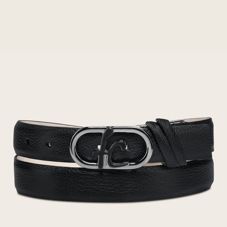 Cinto negro en piel de venado con hebilla metálica ovalada y logo Cuadra.