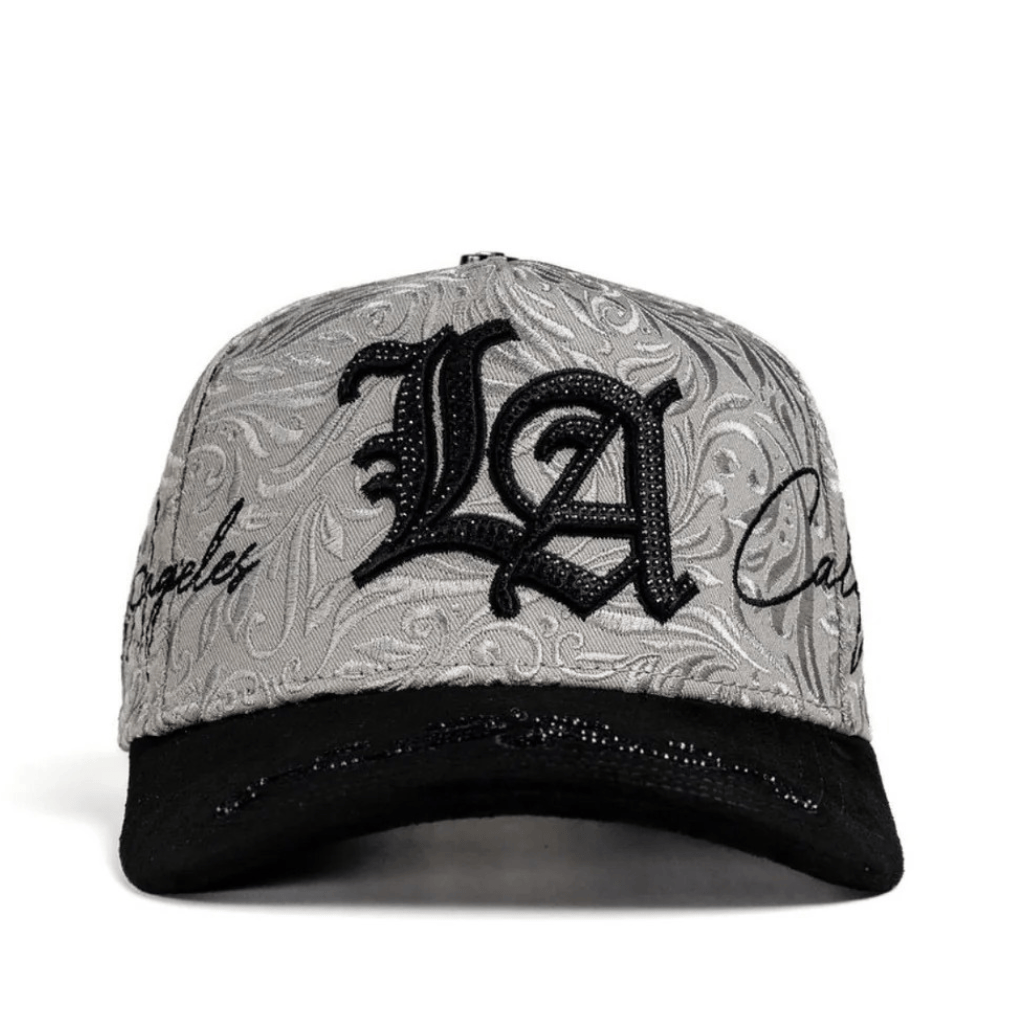 Gorra blanca con bordado grande “LA” al frente.